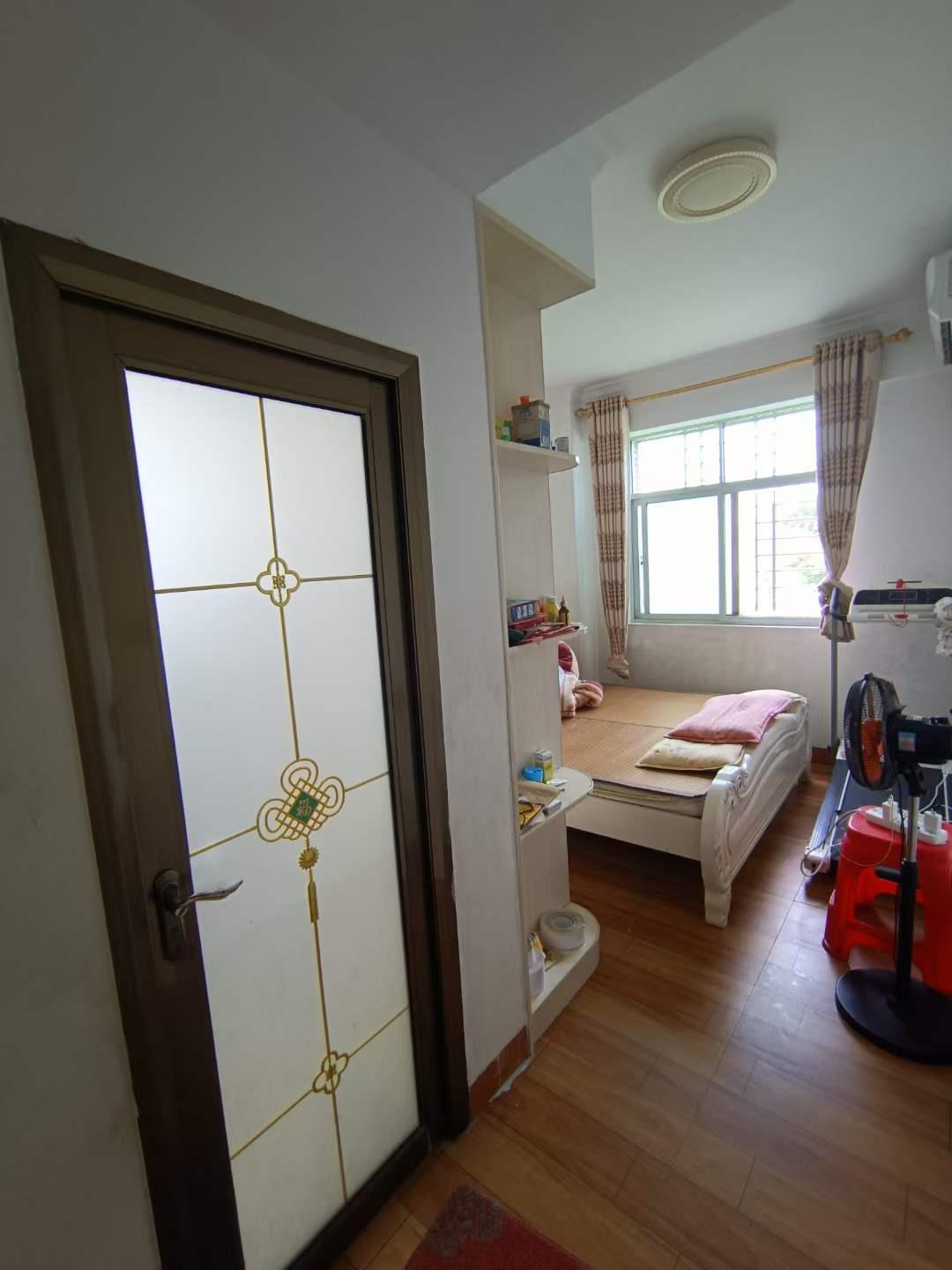 碧桂园名仕首府 四房两厅两卫 小区花园里 带家私家电 租2200元 随时方便看房