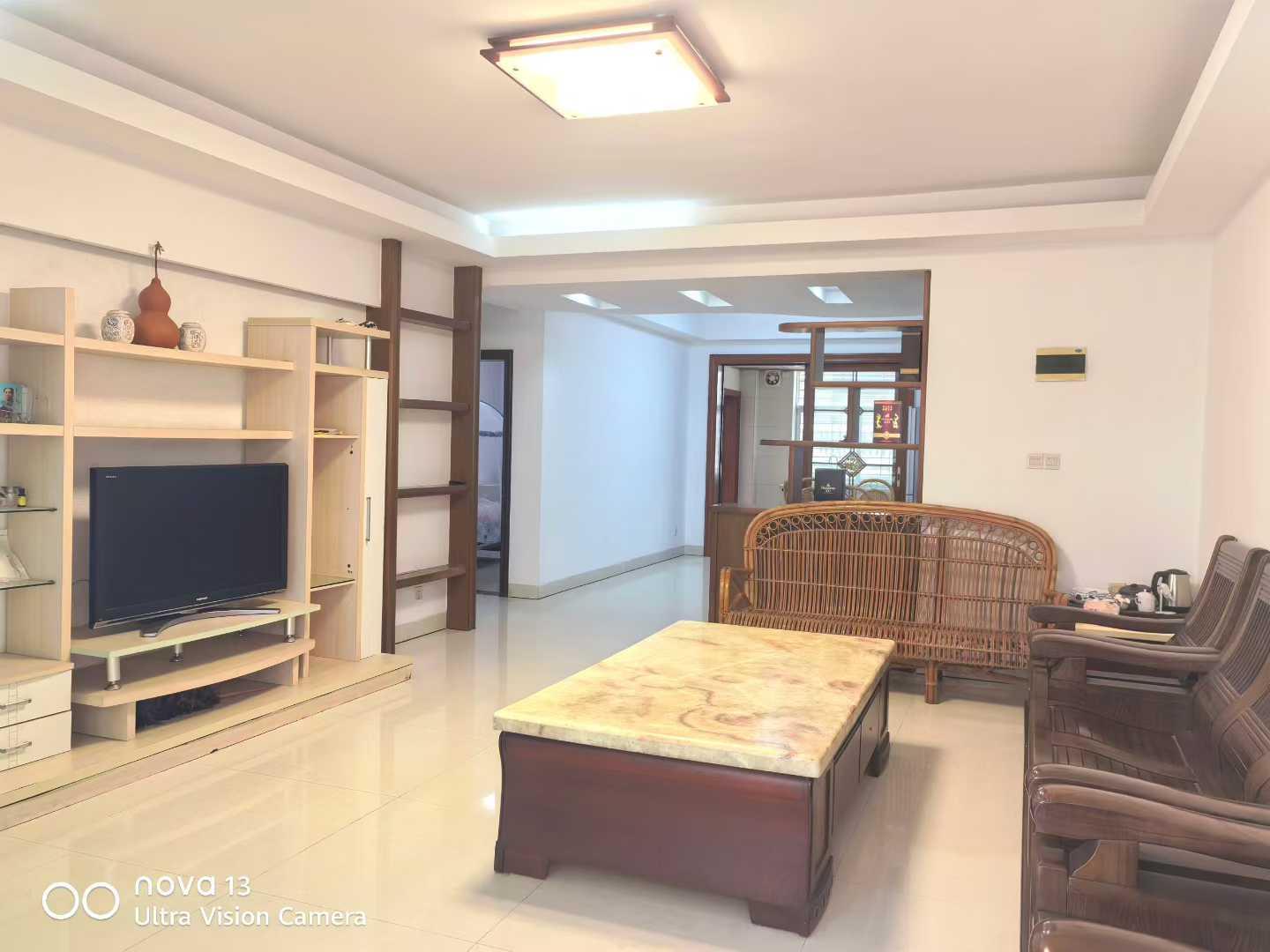 首付18万即可拥有双学位 广场华威新苑电梯黄金楼层 四房二厅165平方 坐北朝南 豪华大气客厅 高档装修 送定制品牌家私家电 拎包入住 有红本可按揭 一口价仅售66.8万 钥匙在手 随时看房!