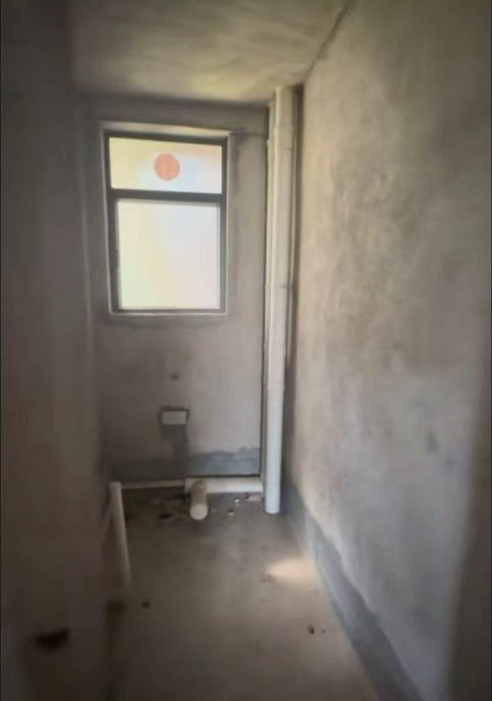 华侨学校 齐昌学校附近 水岸一品电梯中层 四房两厅两卫二阳台 毛坯 视野好 朝东116平方 红本齐全 仅售58万