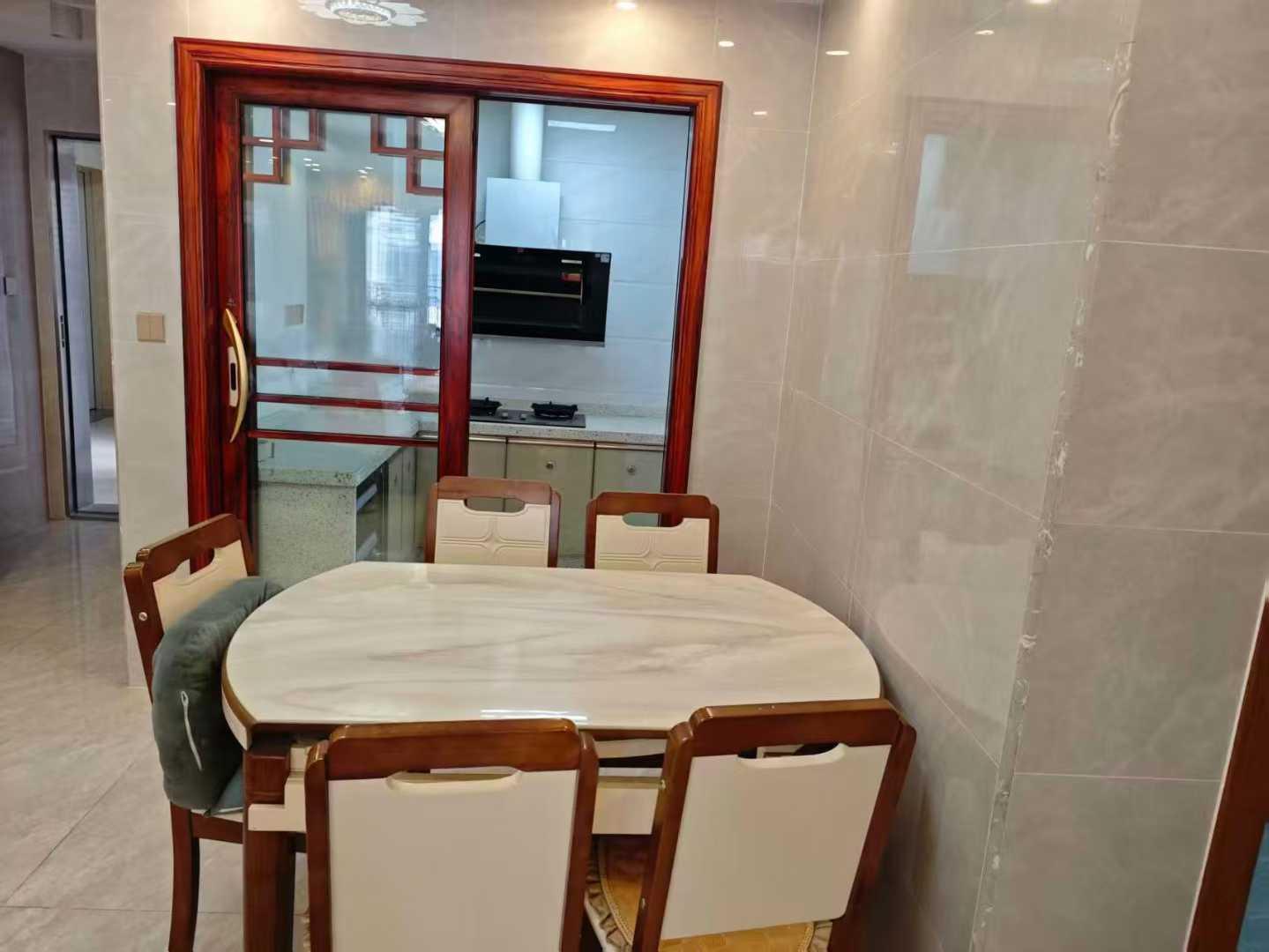 联康雅筑4房2厅2500元