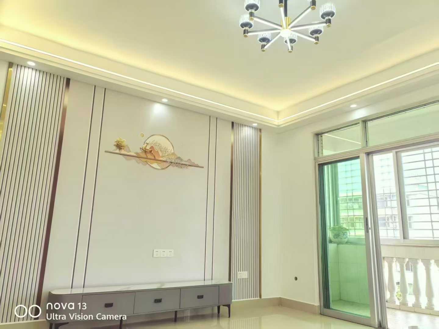 世界万般美好 都不及家的温暖 文化广场华威新苑 名校环绕 电梯黄金楼层4房2厅双阳台130平方 现代简约装修 视野开阔 物业管理完善 有红本可按揭仅售58.8万 首付10万