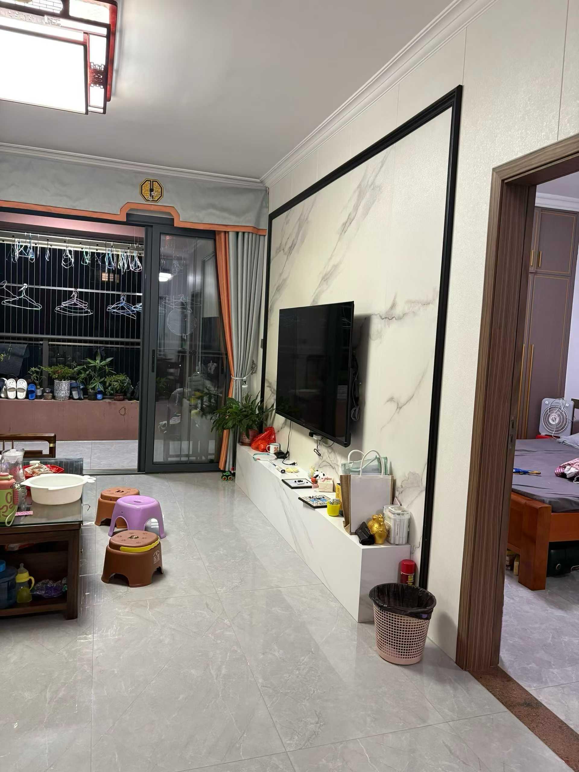 金河湾十小、华侨附近 后面步梯6楼 三房两厅带天棚 私家电拎包入住 月租800元